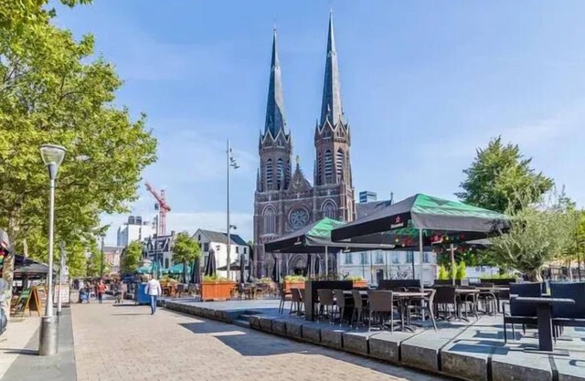 Modern king studio in the heart of Tilburg! ✨ Featuring a private kitchen, A/C, smart TV, dining space, and all essentials. Ideal for couples or business travelers. Close to shops, restaurants, and public transport.