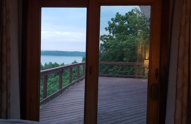 Modern lakeview cabin on Tuttle Creek Lake near Manhattan Kansas