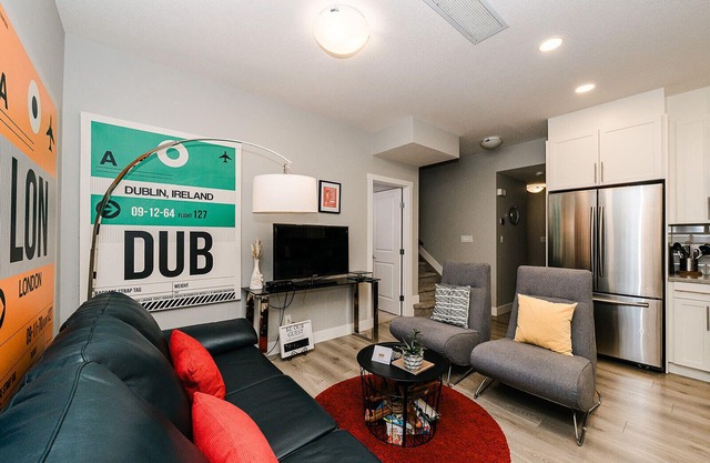 Modern Legal suite near Airport, Hospital, South common, Henday, 91 St, Town Ctr