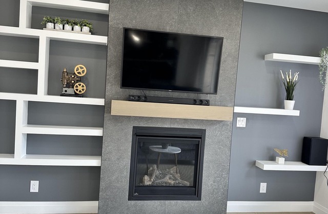 Modern Luxurious Getaway - minutes to riverfront, wineries, golf clubs