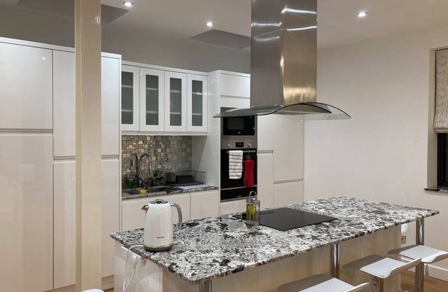 Modern, New Contemporary London House! Near Bus Stop and Train Station!