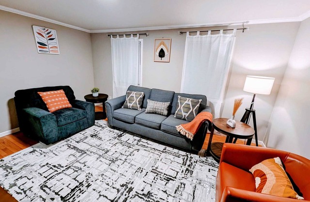 Modern NEW Designer 2 BR Unit - Near University/Hospitalsn