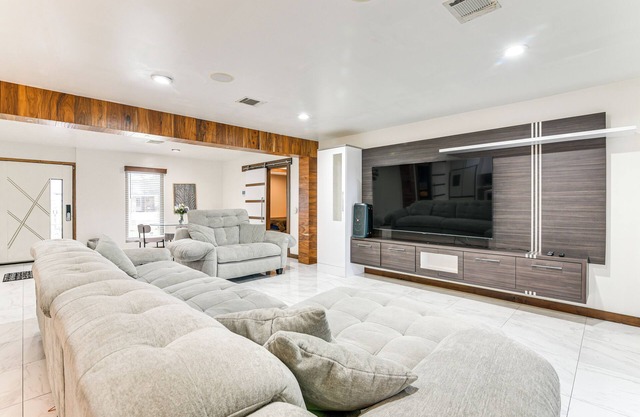 Modern Oasis w/Outdoor Lounge in Houston!