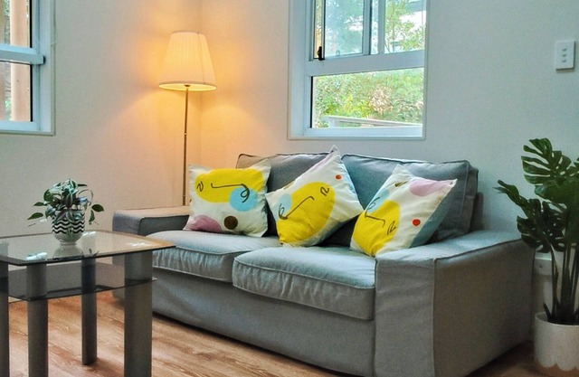 Modern one-bedroom APT Queen bed + single air bed + free secure parking