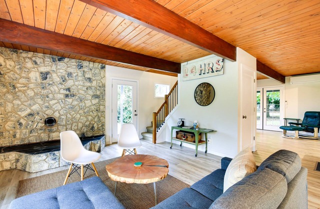 Modern Oregon Getaway w/Fireplace, Yard & Deck