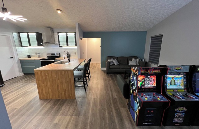 Modern Renovated Home in Quiet Cul-de-Sac with Arcade Games 15 min from Zoo/OSU