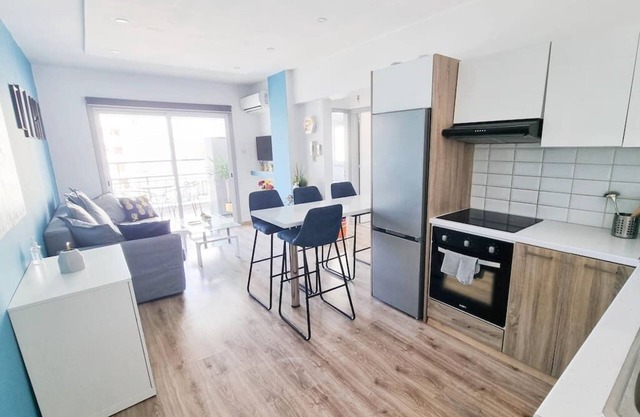 Modern Retreat: 2br Stylish Apt with Comfy Rooms!