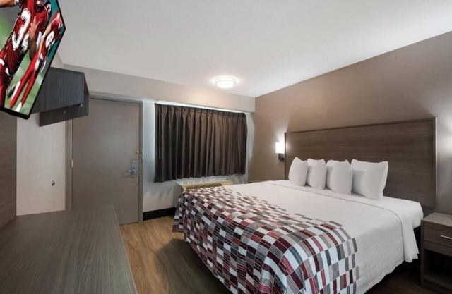 Modern Room w/Free Parking & Convenient Access to I-75, Ideal for Travelers.