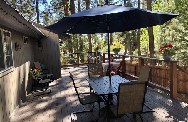 Modern Rustic Farmhouse/Large Deck/Walk to Beach/Restaurants/Safeway