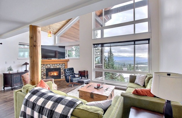Modern, Rustic & Spacious Chalet, Views, Hot Tub