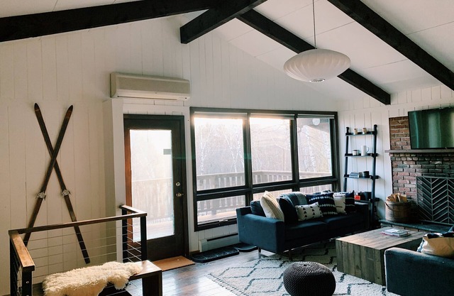 Modern Ski Chalet 10 mins from Stratton & Bromley