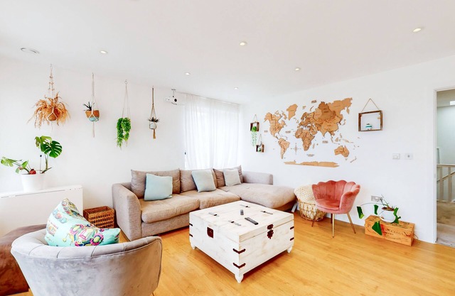 Modern & spacious 4 bed house in the City Centre.