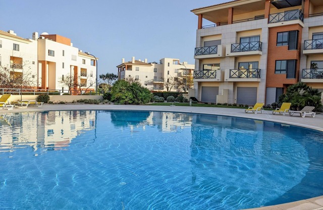 Modern & Spacious Flat with Pool close to Oura