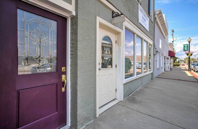 Modern Studio Apartment in Central Williamstown!