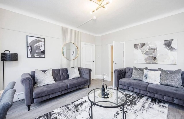 Modern & Stylish 2BR City Centre Near High St by Luxiety Stays