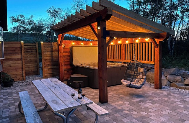 Modern Timber- Hot tub, sauna, theatre, climb wall