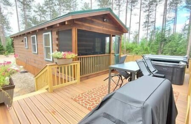 Modern Tiny Home - w/Hot Tub and mountain views Near Titus