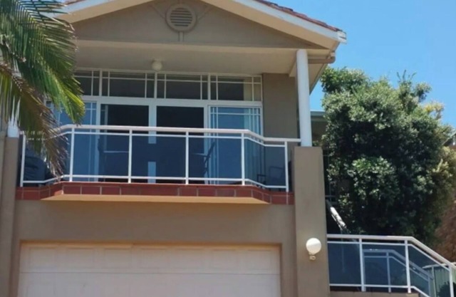 Modern townhouse 6 guests linen and wifi included very close to beach