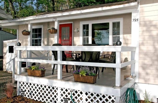 Modern waterfront cottage on Keuka Lake - close to Penn Yan & Finger Lakes wine!