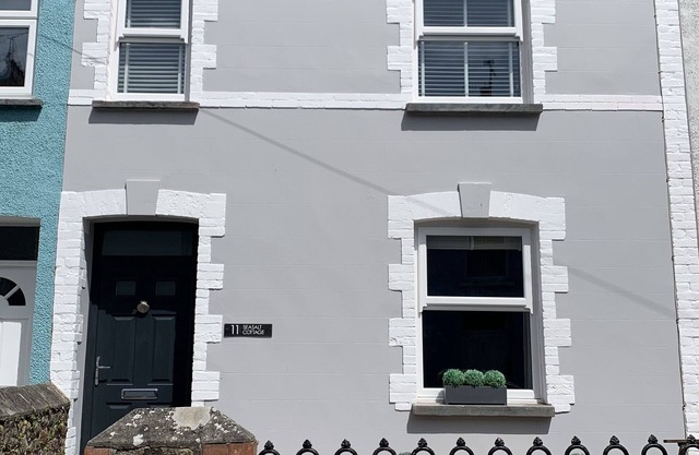 Modernised traditional cottage, Sleeps 5,short walk to beaches, town, amenities