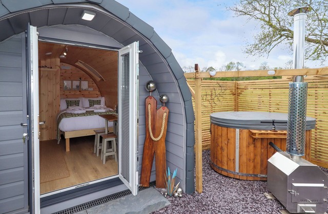 MOEL ARTHUR, romantic, country holiday cottage in Denbigh