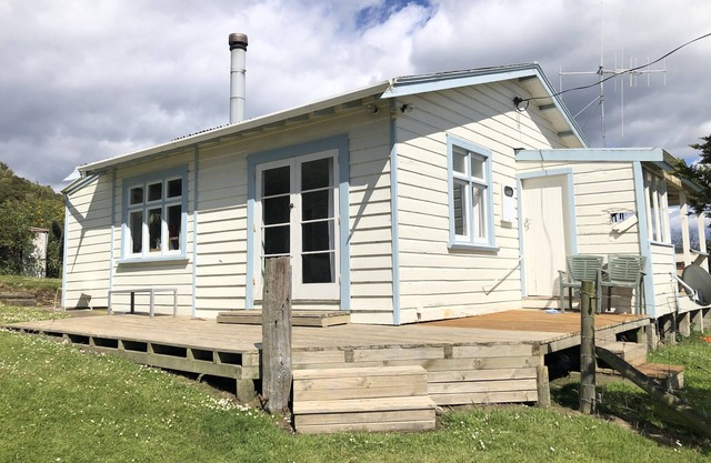 Moeraki Cottage overlooking the ocean in the Moeraki Village