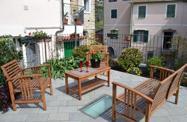 Monolocale con giardino e parcheggio privato CITRA zero zero ottanta trentuno LT 0281