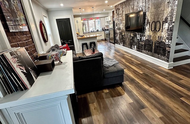 MONTLY RENTAL - VIBRANT AND SPACIOUS 4-BR HOME IN DOWNTOWN RED BANK w/HOT TUB