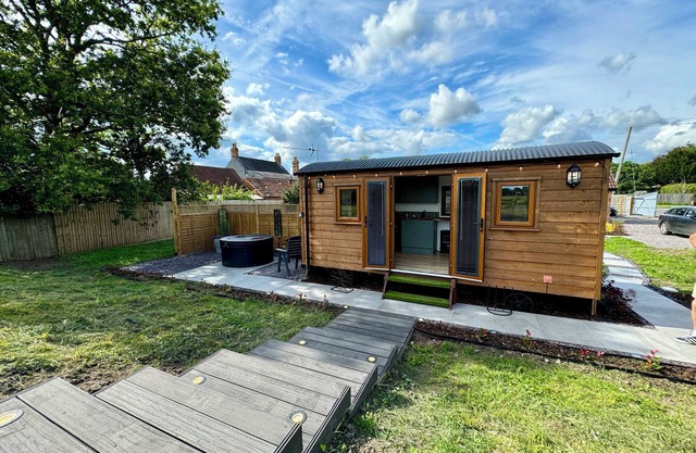 MOOFFITCH RIVERVIEW HUT, pet friendly, with hot tub in Gloucester