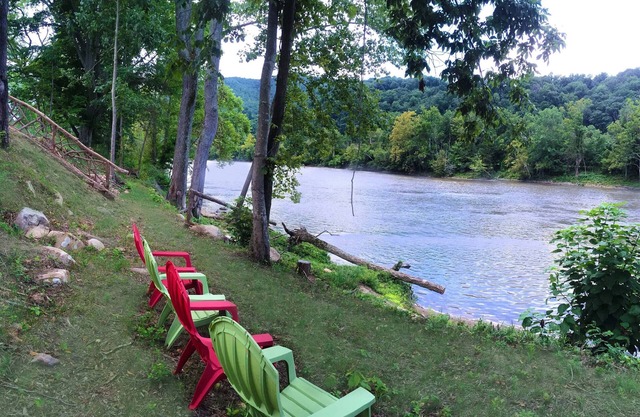 MoonDance River Cabin, Experience The Romance! Upscale Cabin With Hot Tub.