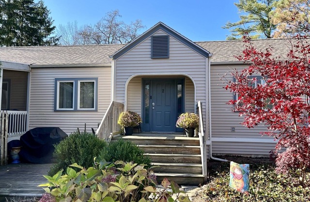 Moonlight Beach Bungalow 2 blocks to Lake Michigan beach!