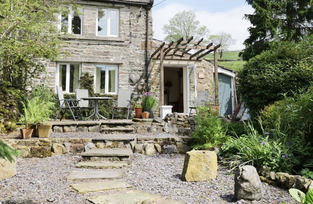 MOSS END COTTAGE, family friendly, with open fire in Oughtershaw