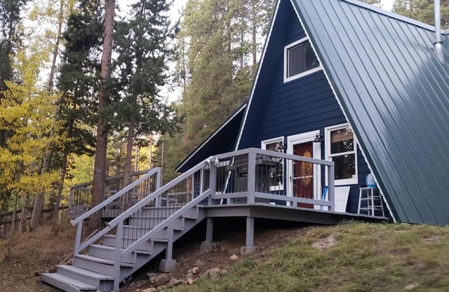 Mountain Bliss is a quiet mountain retreat, sleeps 7, hot tub, pet friendly