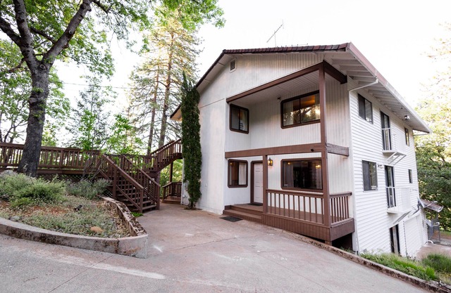 Mountain Cabin w/Gorgeous Forest Lounge & Hot Tub