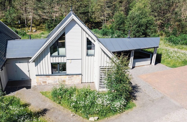 MOUNTAIN HARE APARTMENT, pet friendly, with open fire in Aviemore