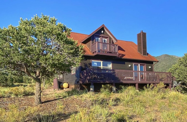 Mountain lodge w/panoramic views from hot tub