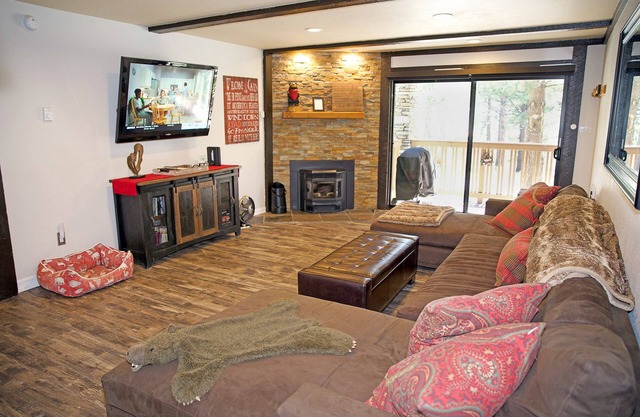 Mountain-Modern, Newly Rennovated, Plush, Dog Friendly, by Eagle Lodge and Golf!
