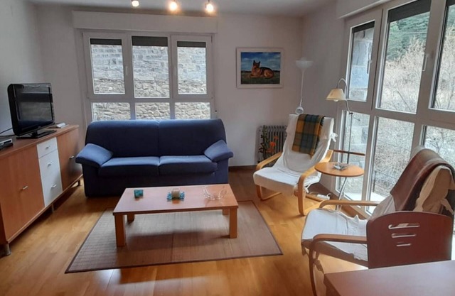 Mountain Retreat: Cozy 2-Bed Apt, 10 Mins to Ski Slopes