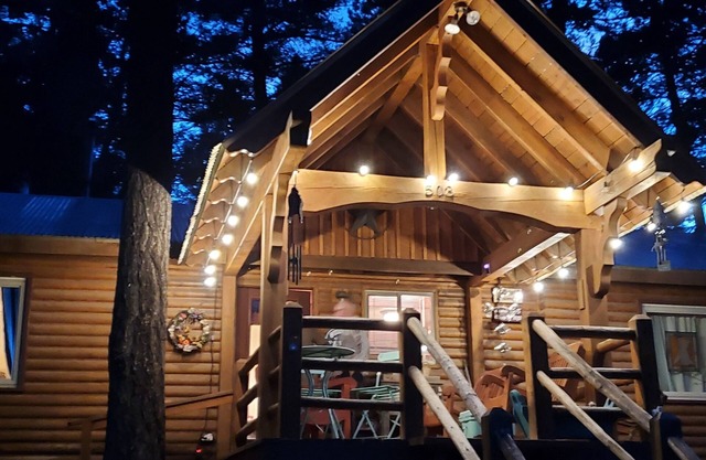 Mountain skiing hiking, hunting 2 B&B, stocked kitchen, 3TVs, front & back deck