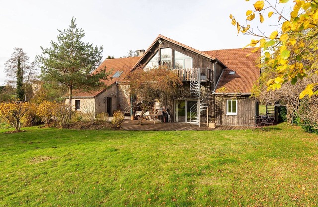 Mountain Stay Near Canal