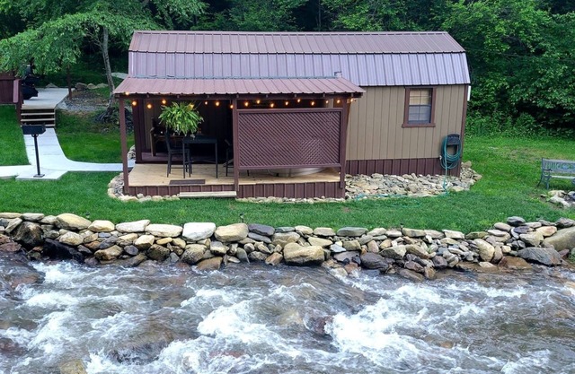 Mountain Tiny Home on Bold Stream w Hot Tub!