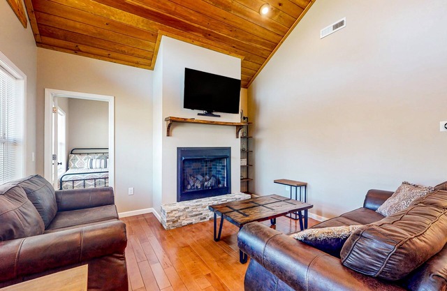 Mountain-view log home w/furnished deck, firepit -hiking, biking, national parks