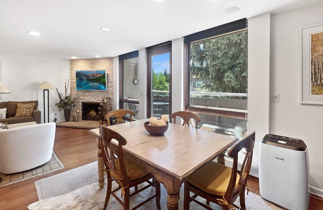 Mountain Views On Main St Aspen. Walk to Everything! Balcony, Gas FP, Elevator, Covered Parking, HT