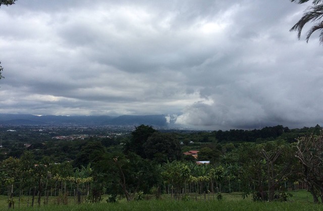 Mountain villa 15 minutes from S. José, with spectacular views of the Valle C.