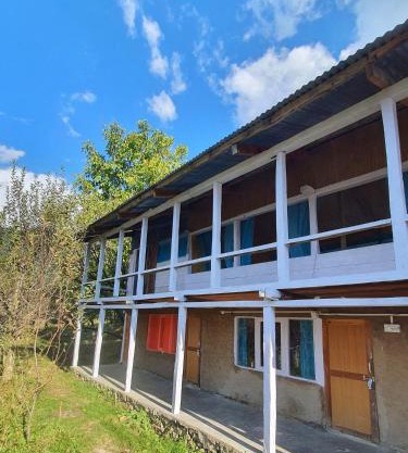 Mudhouse Cottage in Apple Orchard - Sainj Valley