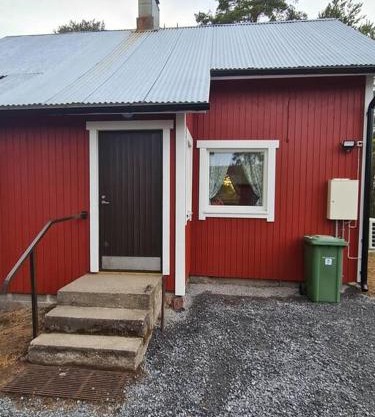 Mukavä mökki luonnon rauhassa maaseudulla.