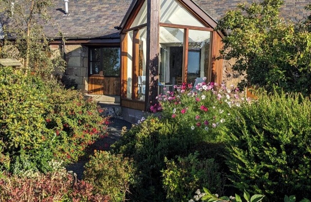 Mungo s Well cottage. Log burner. Conservatory On 1 level. 3 miles from Kelso