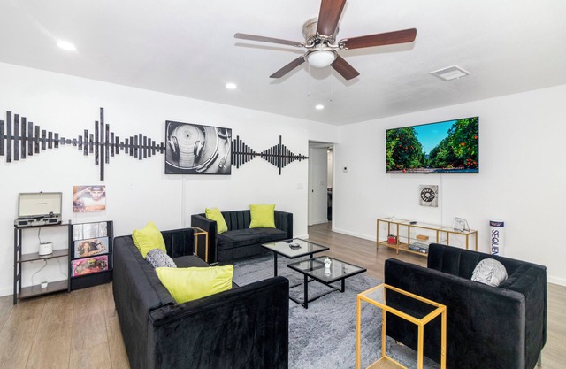 Music themed home, PacMan Arcade, Sleeps 9, BBQ, Fire Pit, Wi-Fi