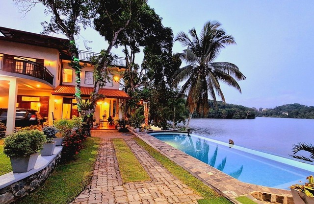 MYH - Lake Front Pvt Villa With Staff and Includes Free Breakfast of Your Choice