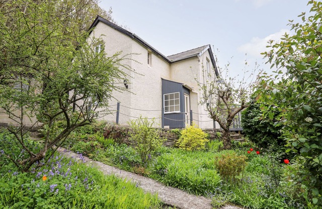 MYRTLE VILLA, pet friendly, character holiday cottage in Knighton